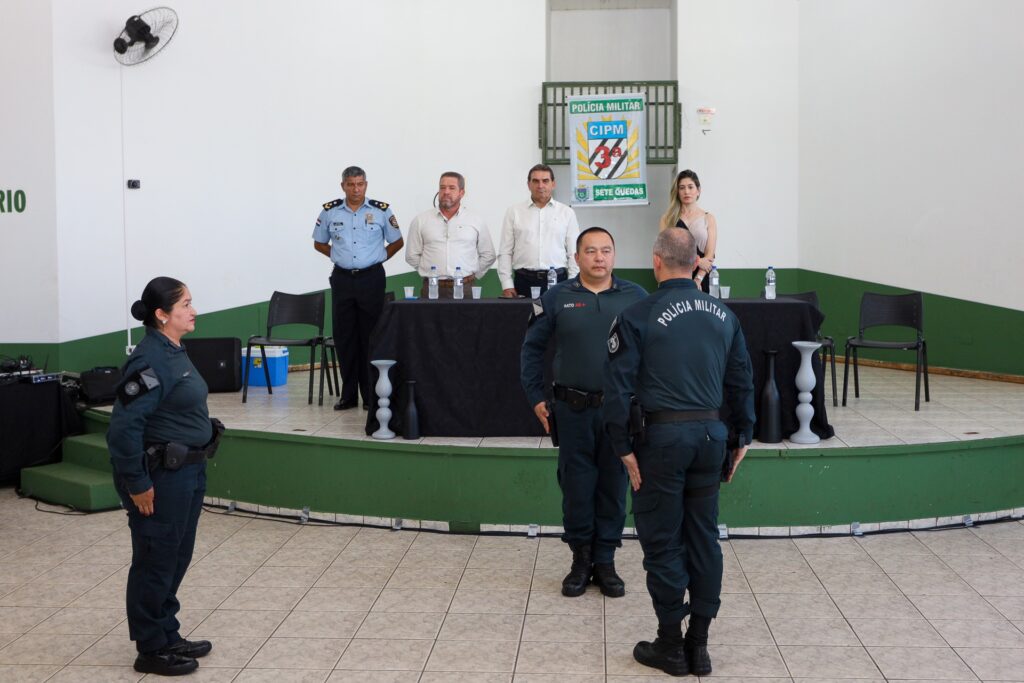 Prefeito Francisco Piroli prestigia a passagem de comando do 4º Pelotão de Polícia Militar de Sete Quedas Prefeito Francisco Piroli prestigia a passagem de comando do 4º Pelotão de Polícia Militar de Sete Quedas