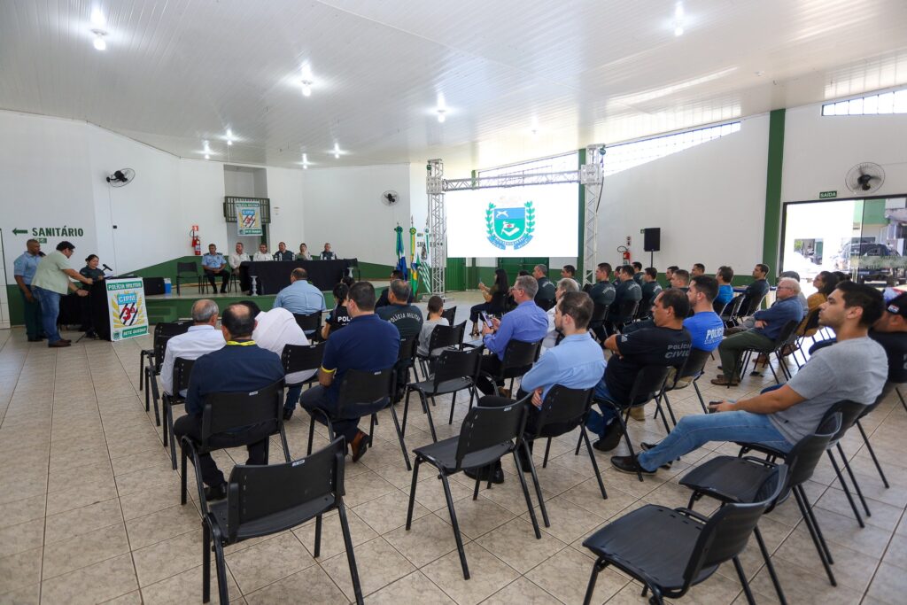 Prefeito Francisco Piroli prestigia a passagem de comando do 4º Pelotão de Polícia Militar de Sete Quedas Prefeito Francisco Piroli prestigia a passagem de comando do 4º Pelotão de Polícia Militar de Sete Quedas