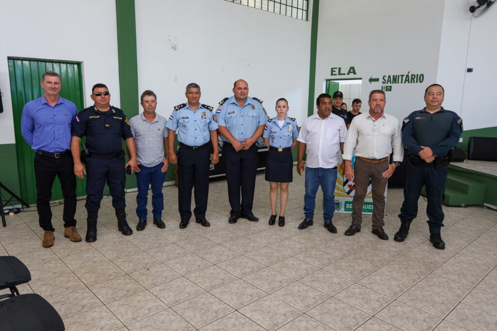 Prefeito Francisco Piroli prestigia a passagem de comando do 4º Pelotão de Polícia Militar de Sete Quedas Prefeito Francisco Piroli prestigia a passagem de comando do 4º Pelotão de Polícia Militar de Sete Quedas