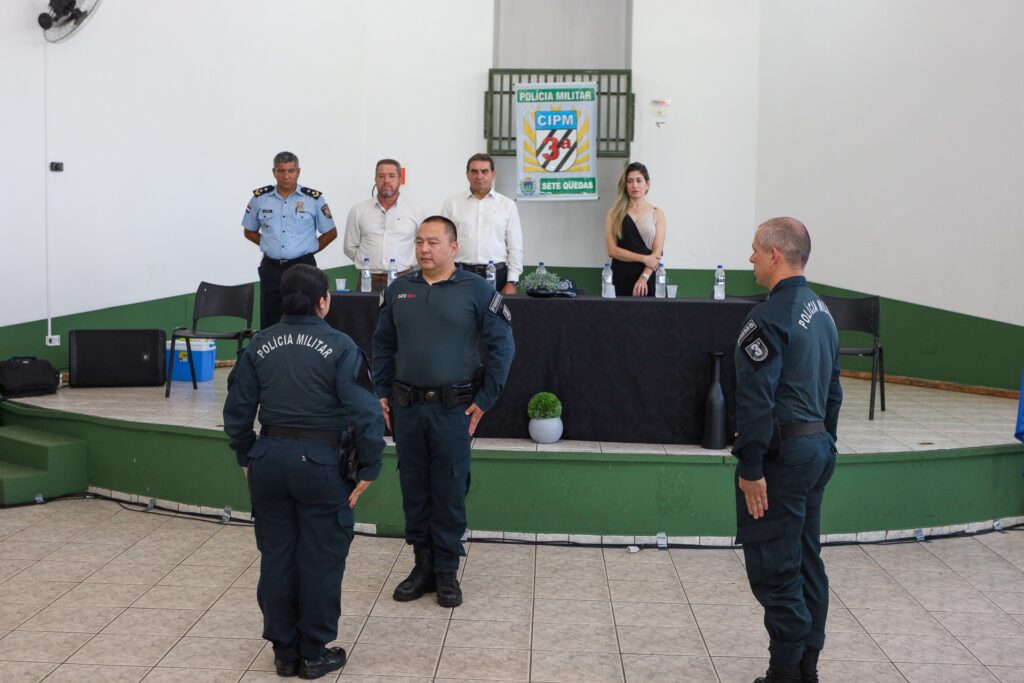 Prefeito Francisco Piroli prestigia a passagem de comando do 4º Pelotão de Polícia Militar de Sete Quedas Prefeito Francisco Piroli prestigia a passagem de comando do 4º Pelotão de Polícia Militar de Sete Quedas