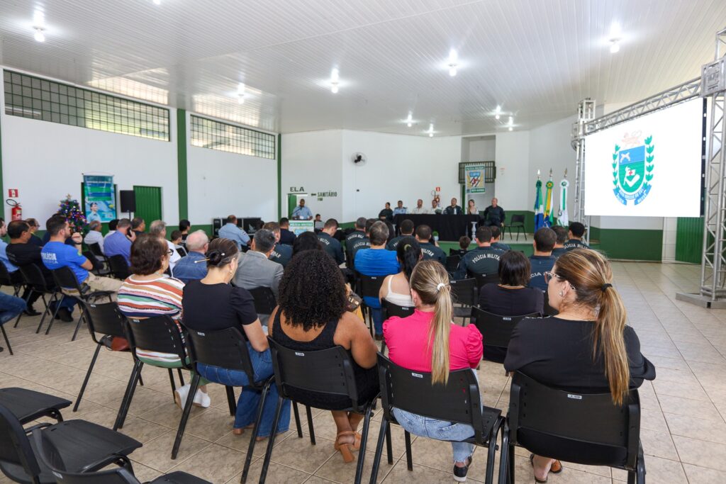 Prefeito Francisco Piroli prestigia a passagem de comando do 4º Pelotão de Polícia Militar de Sete Quedas Prefeito Francisco Piroli prestigia a passagem de comando do 4º Pelotão de Polícia Militar de Sete Quedas