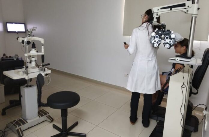 Exames-oftalmologicos-para-criancas-e-adolescentes-da-rede-publica-de-educacao-foto-SES-730x480