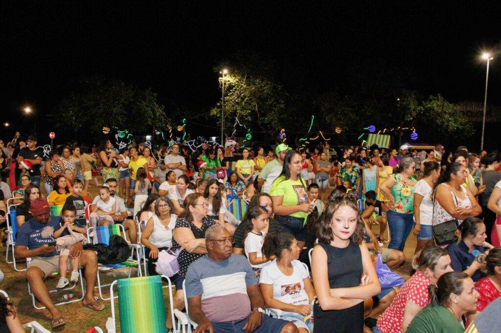 Intervenções culturais levam a magia do Natal aos quatro cantos de Naviraí e aquece a economia local Intervenções culturais levam a magia do Natal aos quatro cantos de Naviraí e aquece a economia local