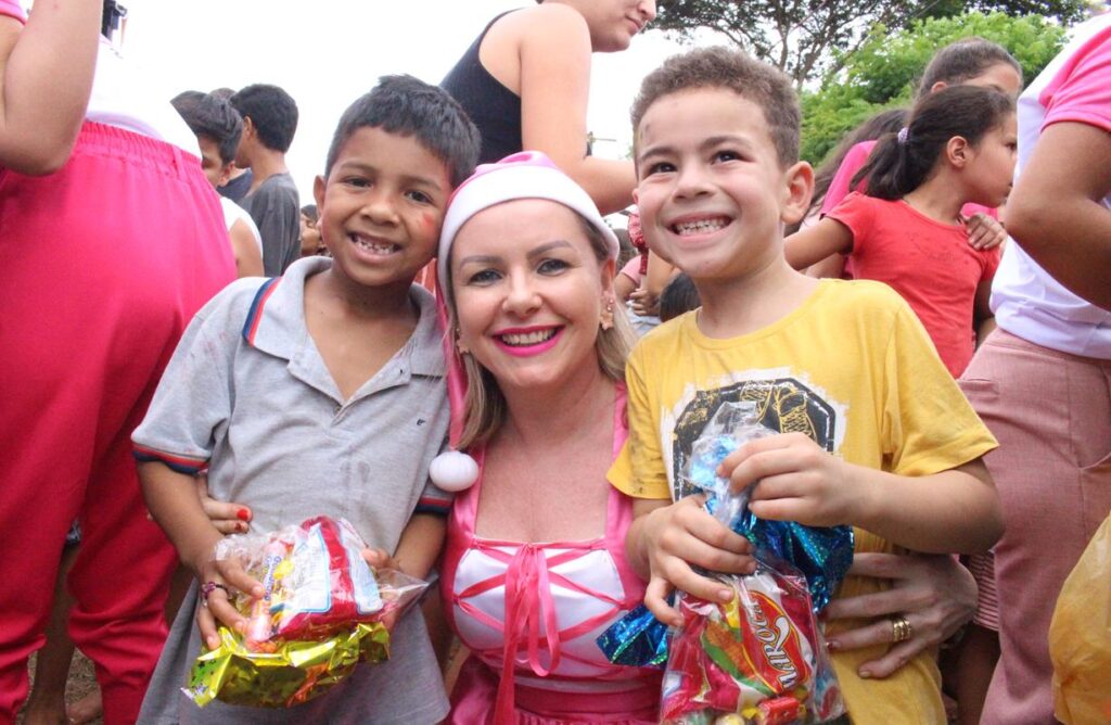 Sucesso total 14º Natal Solidário Amigos da Janete Córdoba distribuiu mais de 1.500 brinquedos em Amambai Sucesso total 14º Natal Solidário Amigos da Janete Córdoba distribuiu mais de 1.500 brinquedos em Amambai