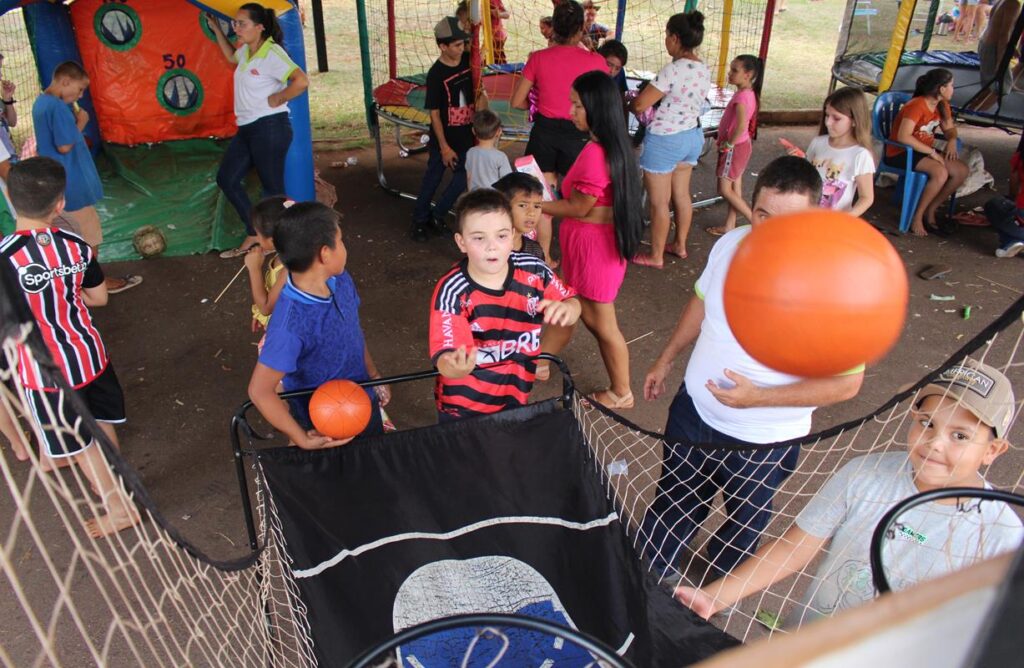 Sucesso total 14º Natal Solidário Amigos da Janete Córdoba distribuiu mais de 1.500 brinquedos em Amambai Sucesso total 14º Natal Solidário Amigos da Janete Córdoba distribuiu mais de 1.500 brinquedos em Amambai