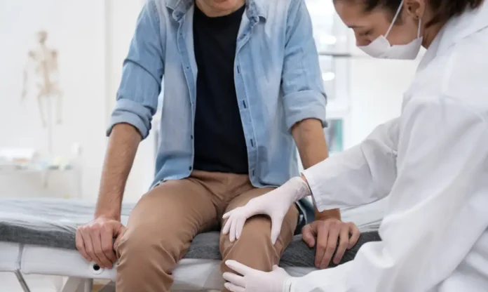 medico-realizando-check-up-medico-de-rotina-1