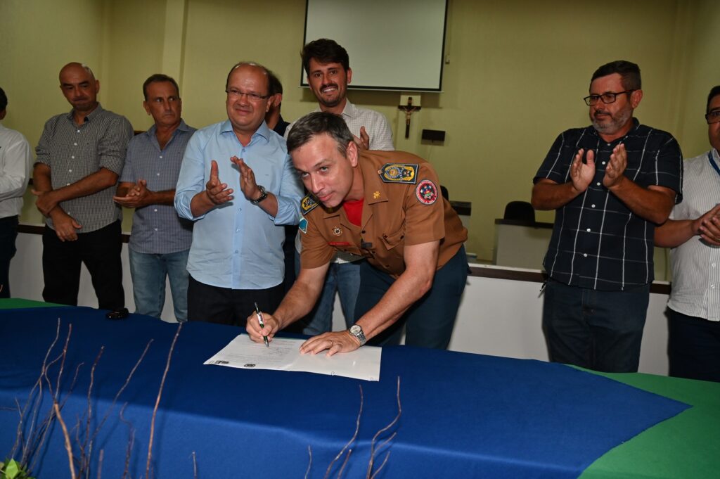 Prefeito Thalles Tomazelli, governador em exercício Barbosinha e vereadores entregam obras em Itaquiraí Prefeito Thalles Tomazelli, governador em exercício Barbosinha e vereadores entregam obras em Itaquiraí