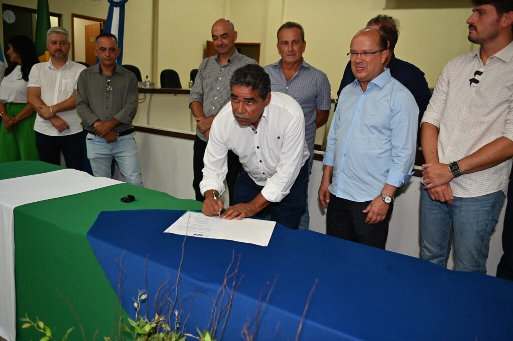 Prefeito Thalles Tomazelli, governador em exercício Barbosinha e vereadores entregam obras em Itaquiraí Prefeito Thalles Tomazelli, governador em exercício Barbosinha e vereadores entregam obras em Itaquiraí