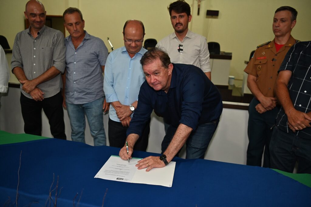 Prefeito Thalles Tomazelli, governador em exercício Barbosinha e vereadores entregam obras em Itaquiraí Prefeito Thalles Tomazelli, governador em exercício Barbosinha e vereadores entregam obras em Itaquiraí