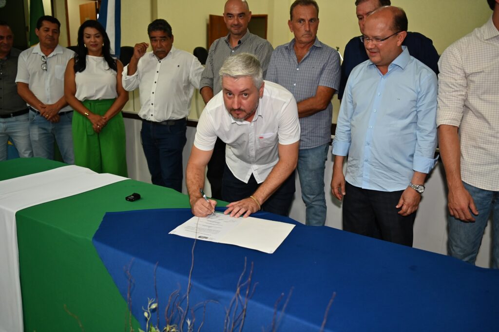 Prefeito Thalles Tomazelli, governador em exercício Barbosinha e vereadores entregam obras em Itaquiraí Prefeito Thalles Tomazelli, governador em exercício Barbosinha e vereadores entregam obras em Itaquiraí