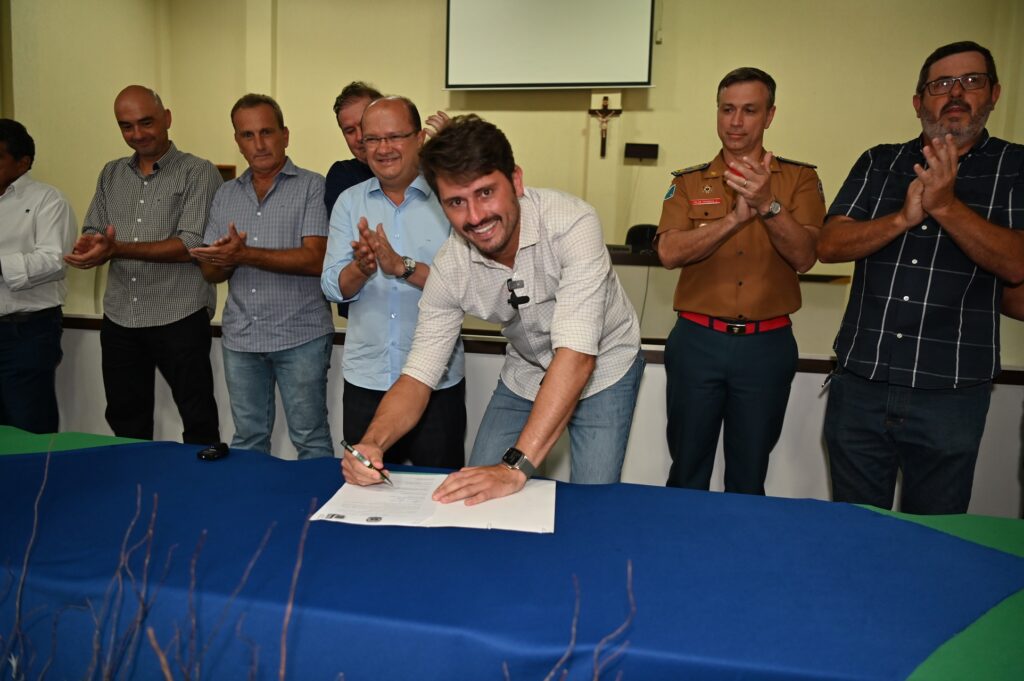Prefeito Thalles Tomazelli, governador em exercício Barbosinha e vereadores entregam obras em Itaquiraí Prefeito Thalles Tomazelli, governador em exercício Barbosinha e vereadores entregam obras em Itaquiraí