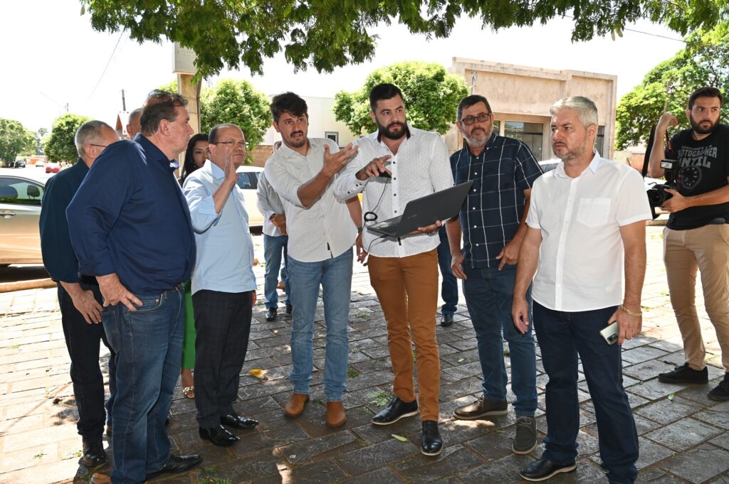 Prefeito Thalles Tomazelli, governador em exercício Barbosinha e vereadores entregam obras em Itaquiraí Prefeito Thalles Tomazelli, governador em exercício Barbosinha e vereadores entregam obras em Itaquiraí