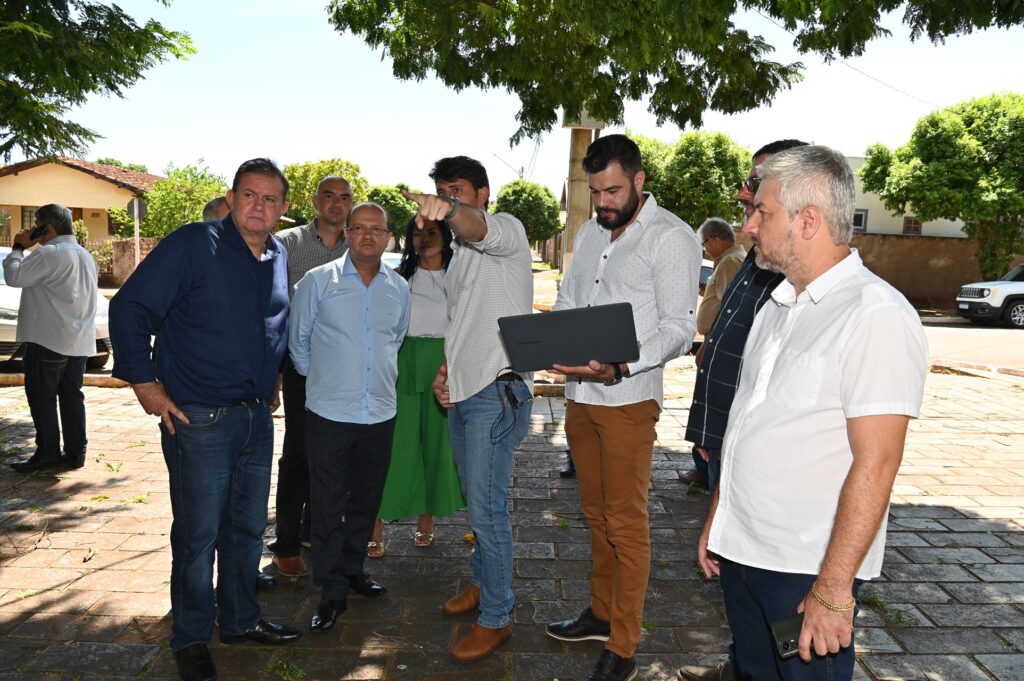 Prefeito Thalles Tomazelli, governador em exercício Barbosinha e vereadores entregam obras em Itaquiraí Prefeito Thalles Tomazelli, governador em exercício Barbosinha e vereadores entregam obras em Itaquiraí