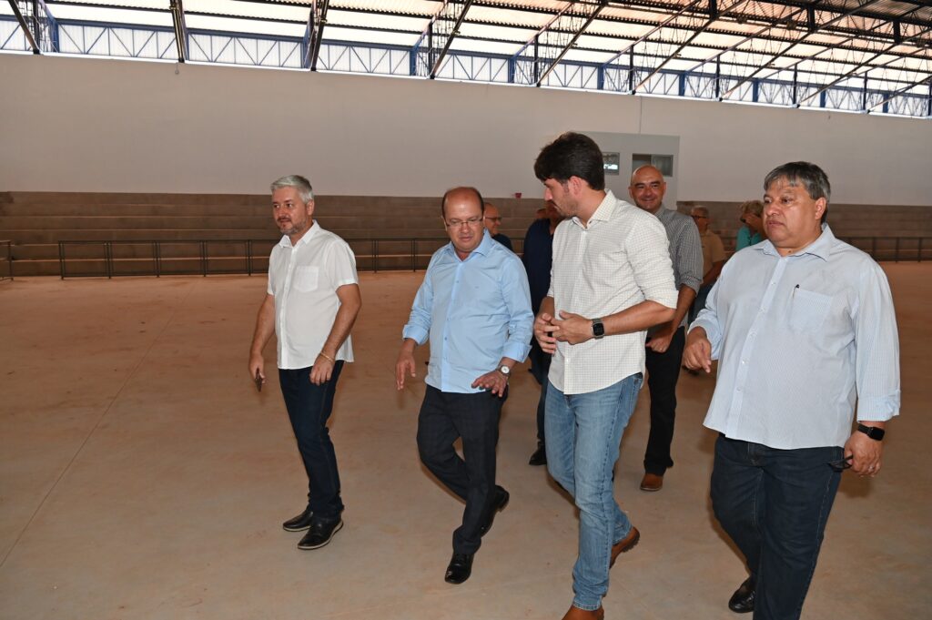 Prefeito Thalles Tomazelli, governador em exercício Barbosinha e vereadores entregam obras em Itaquiraí Prefeito Thalles Tomazelli, governador em exercício Barbosinha e vereadores entregam obras em Itaquiraí