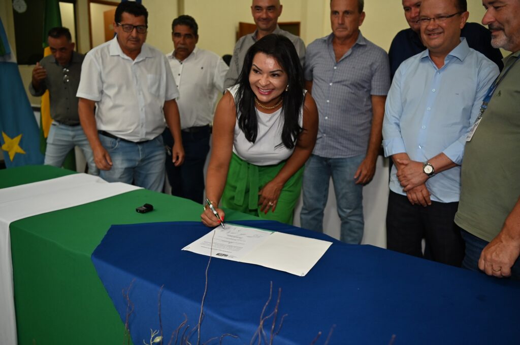 Prefeito Thalles Tomazelli, governador em exercício Barbosinha e vereadores entregam obras em Itaquiraí Prefeito Thalles Tomazelli, governador em exercício Barbosinha e vereadores entregam obras em Itaquiraí