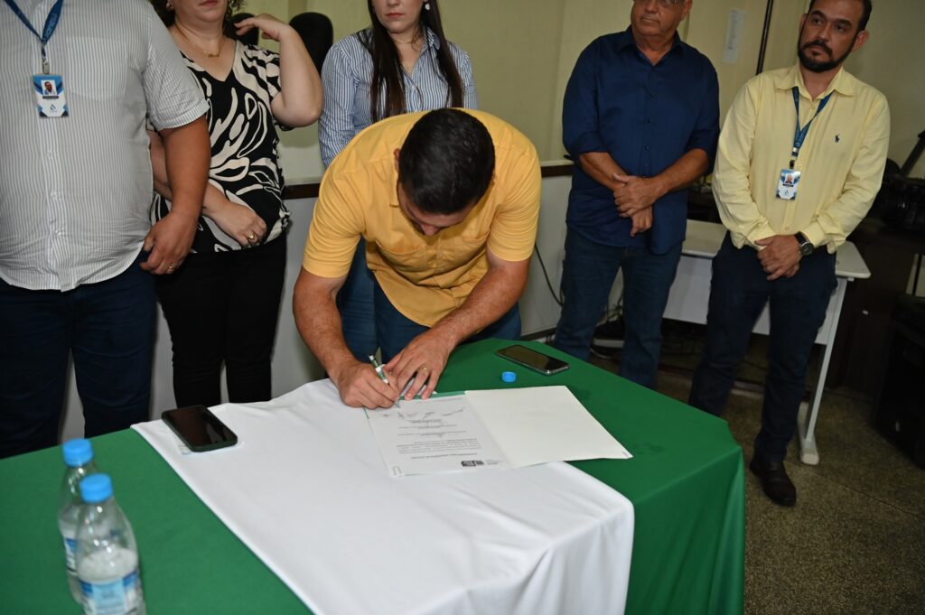 Prefeito Thalles Tomazelli, governador em exercício Barbosinha e vereadores entregam obras em Itaquiraí Prefeito Thalles Tomazelli, governador em exercício Barbosinha e vereadores entregam obras em Itaquiraí