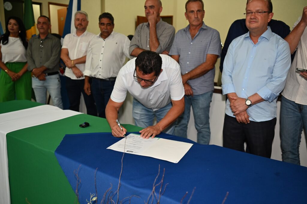 Prefeito Thalles Tomazelli, governador em exercício Barbosinha e vereadores entregam obras em Itaquiraí Prefeito Thalles Tomazelli, governador em exercício Barbosinha e vereadores entregam obras em Itaquiraí