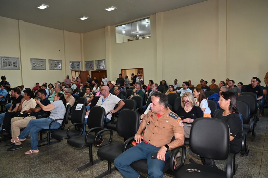 Prefeito Thalles Tomazelli, governador em exercício Barbosinha e vereadores entregam obras em Itaquiraí Prefeito Thalles Tomazelli, governador em exercício Barbosinha e vereadores entregam obras em Itaquiraí