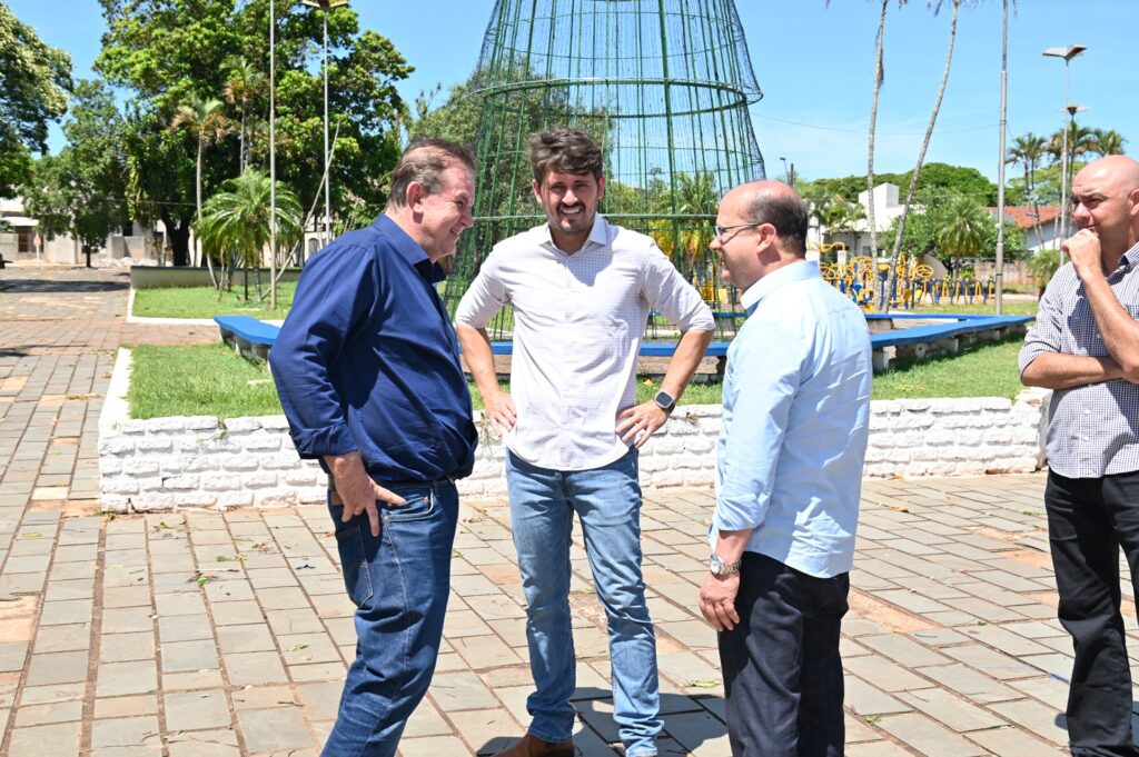 Prefeito Thalles Tomazelli, governador em exercício Barbosinha e vereadores entregam obras em Itaquiraí Prefeito Thalles Tomazelli, governador em exercício Barbosinha e vereadores entregam obras em Itaquiraí