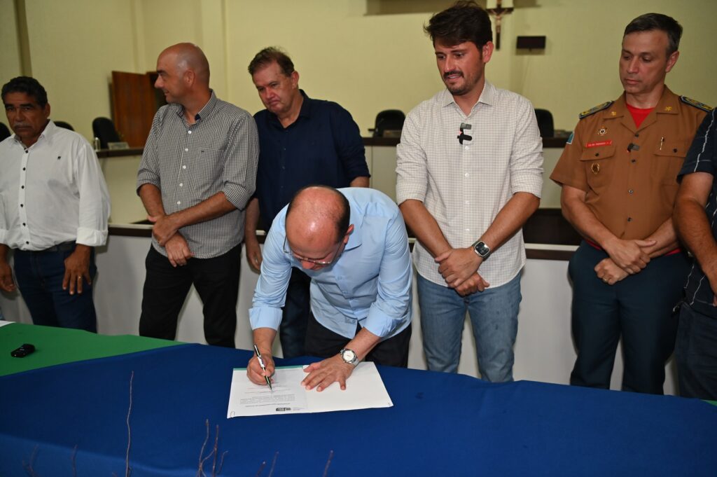 Prefeito Thalles Tomazelli, governador em exercício Barbosinha e vereadores entregam obras em Itaquiraí Prefeito Thalles Tomazelli, governador em exercício Barbosinha e vereadores entregam obras em Itaquiraí