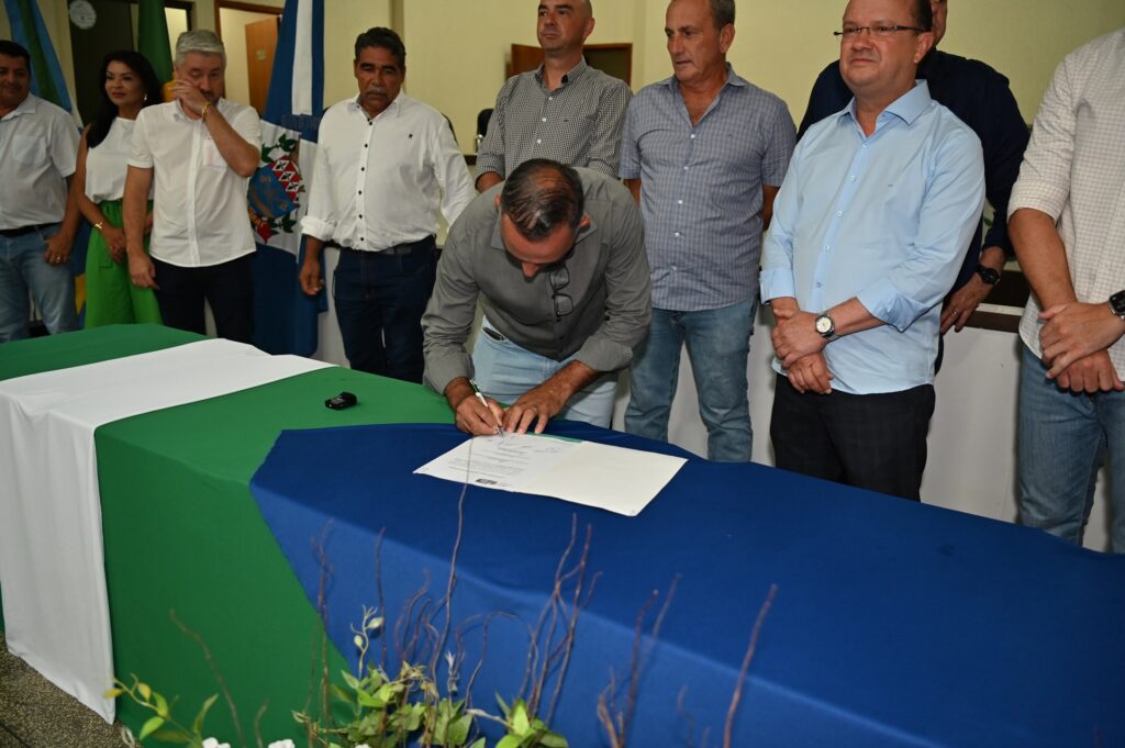 Prefeito Thalles Tomazelli, governador em exercício Barbosinha e vereadores entregam obras em Itaquiraí Prefeito Thalles Tomazelli, governador em exercício Barbosinha e vereadores entregam obras em Itaquiraí