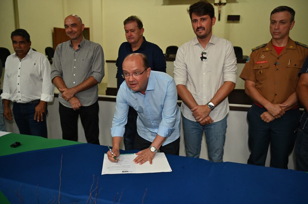 Prefeito Thalles Tomazelli, governador em exercício Barbosinha e vereadores entregam obras em Itaquiraí Prefeito Thalles Tomazelli, governador em exercício Barbosinha e vereadores entregam obras em Itaquiraí