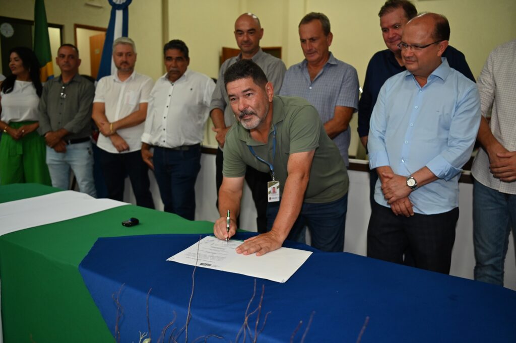 Prefeito Thalles Tomazelli, governador em exercício Barbosinha e vereadores entregam obras em Itaquiraí Prefeito Thalles Tomazelli, governador em exercício Barbosinha e vereadores entregam obras em Itaquiraí