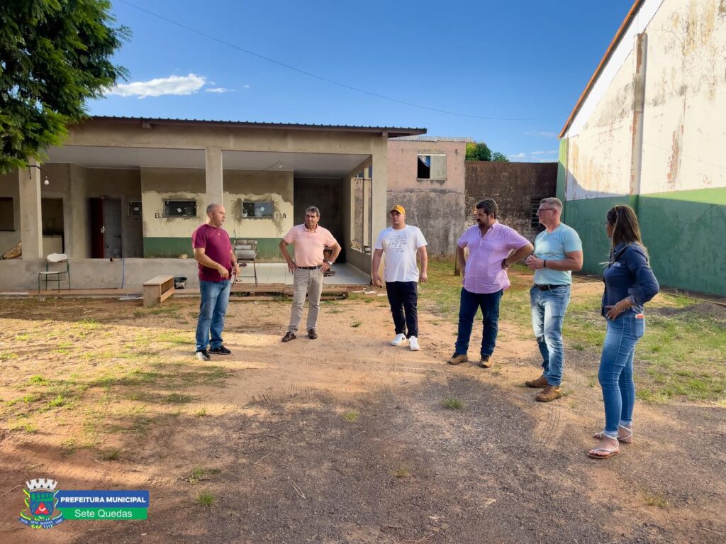 Prefeito e técnicos da FUNDESPORTE vistoriam obras de revitalização no Ginásio de Esportes Prefeito e técnicos da FUNDESPORTE vistoriam obras de revitalização no Ginásio de Esportes