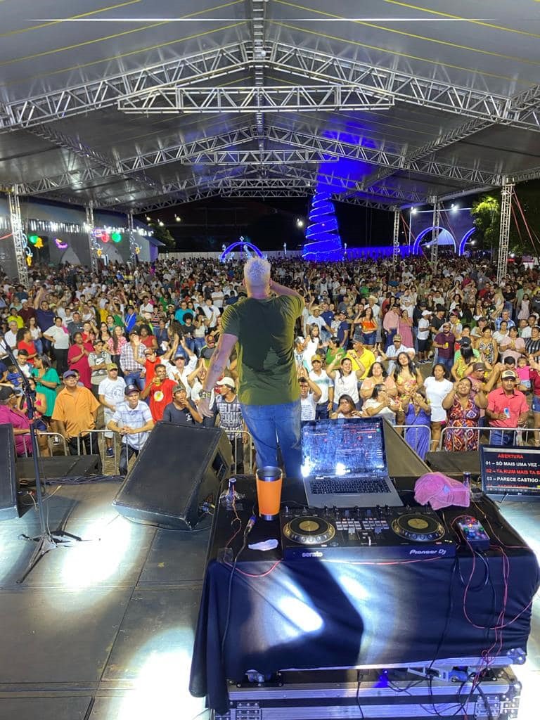 5 mil pessoas participaram da Festa da Virada em Iguatemi, com o show da dupla nacional Gilberto & Gilmar 5 mil pessoas participaram da Festa da Virada em Iguatemi, com o show da dupla nacional Gilberto & Gilmar