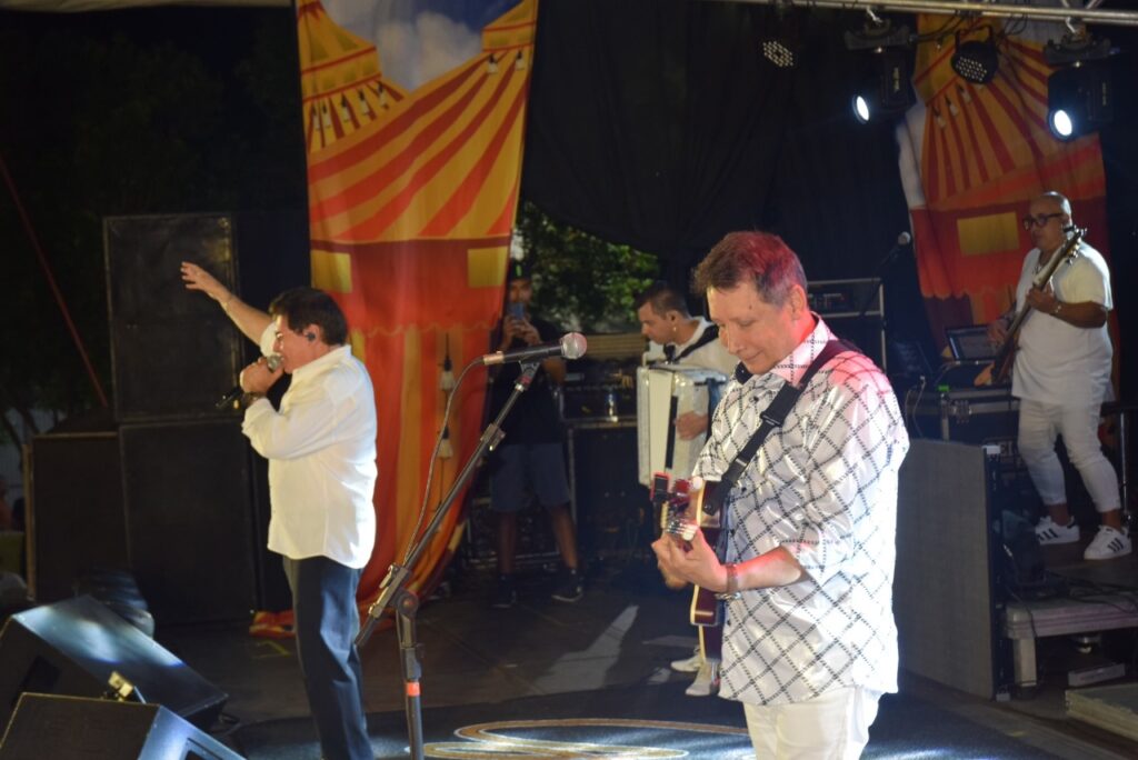 5 mil pessoas participaram da Festa da Virada em Iguatemi, com o show da dupla nacional Gilberto & Gilmar 5 mil pessoas participaram da Festa da Virada em Iguatemi, com o show da dupla nacional Gilberto & Gilmar