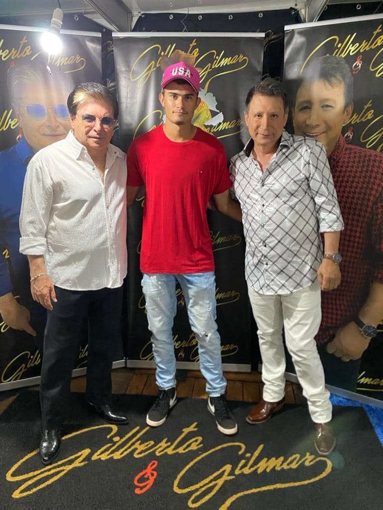 5 mil pessoas participaram da Festa da Virada em Iguatemi, com o show da dupla nacional Gilberto & Gilmar 5 mil pessoas participaram da Festa da Virada em Iguatemi, com o show da dupla nacional Gilberto & Gilmar