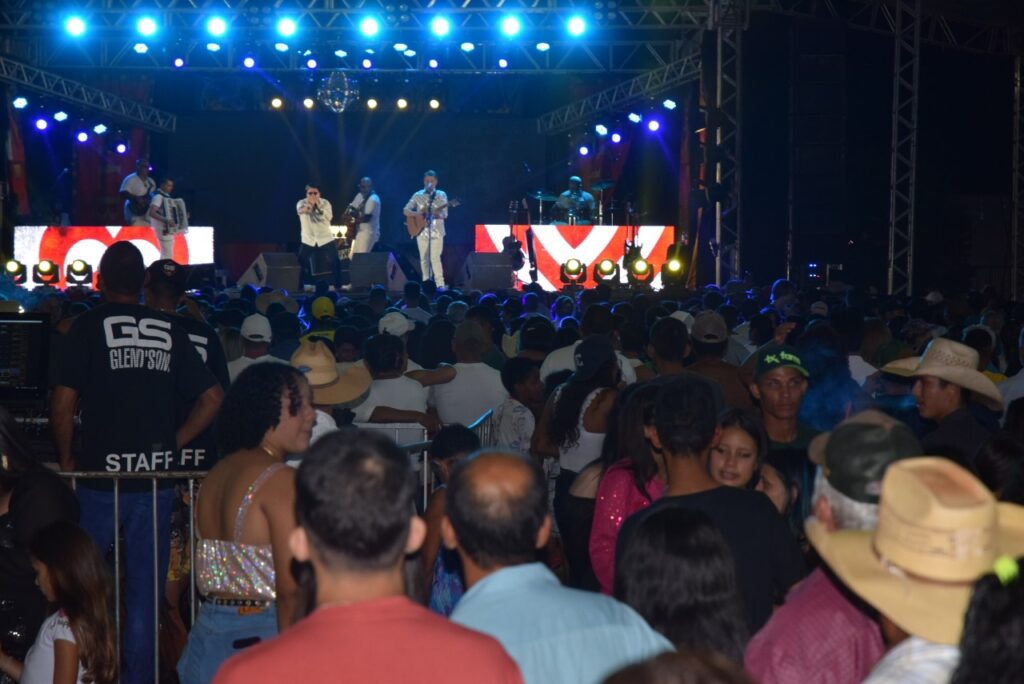 5 mil pessoas participaram da Festa da Virada em Iguatemi, com o show da dupla nacional Gilberto & Gilmar 5 mil pessoas participaram da Festa da Virada em Iguatemi, com o show da dupla nacional Gilberto & Gilmar