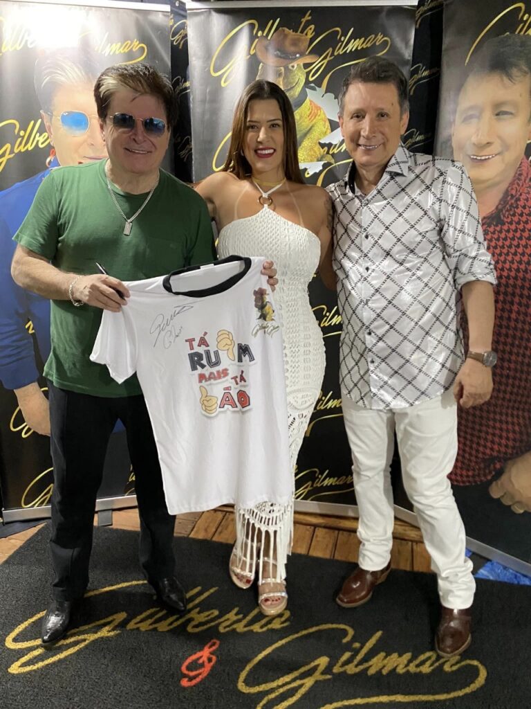 5 mil pessoas participaram da Festa da Virada em Iguatemi, com o show da dupla nacional Gilberto & Gilmar 5 mil pessoas participaram da Festa da Virada em Iguatemi, com o show da dupla nacional Gilberto & Gilmar