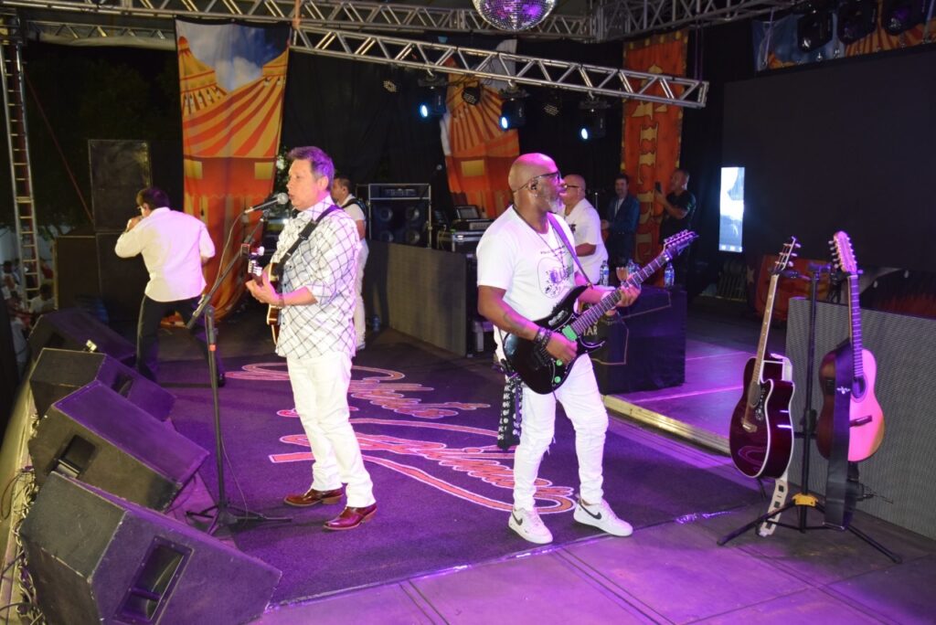 5 mil pessoas participaram da Festa da Virada em Iguatemi, com o show da dupla nacional Gilberto & Gilmar 5 mil pessoas participaram da Festa da Virada em Iguatemi, com o show da dupla nacional Gilberto & Gilmar