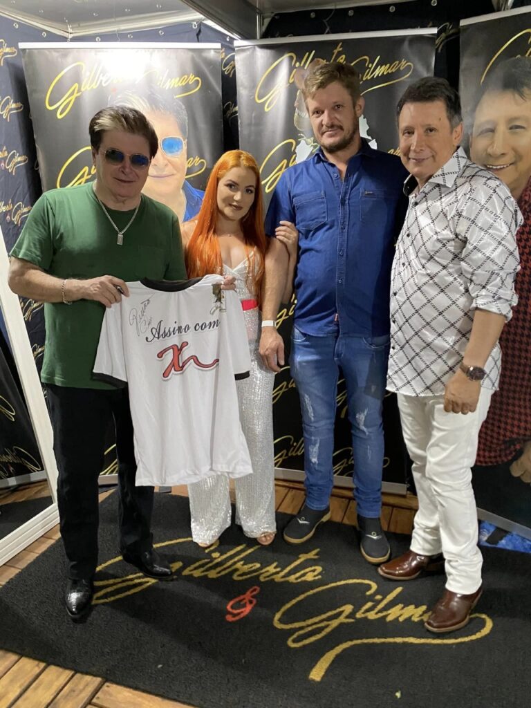 5 mil pessoas participaram da Festa da Virada em Iguatemi, com o show da dupla nacional Gilberto & Gilmar 5 mil pessoas participaram da Festa da Virada em Iguatemi, com o show da dupla nacional Gilberto & Gilmar