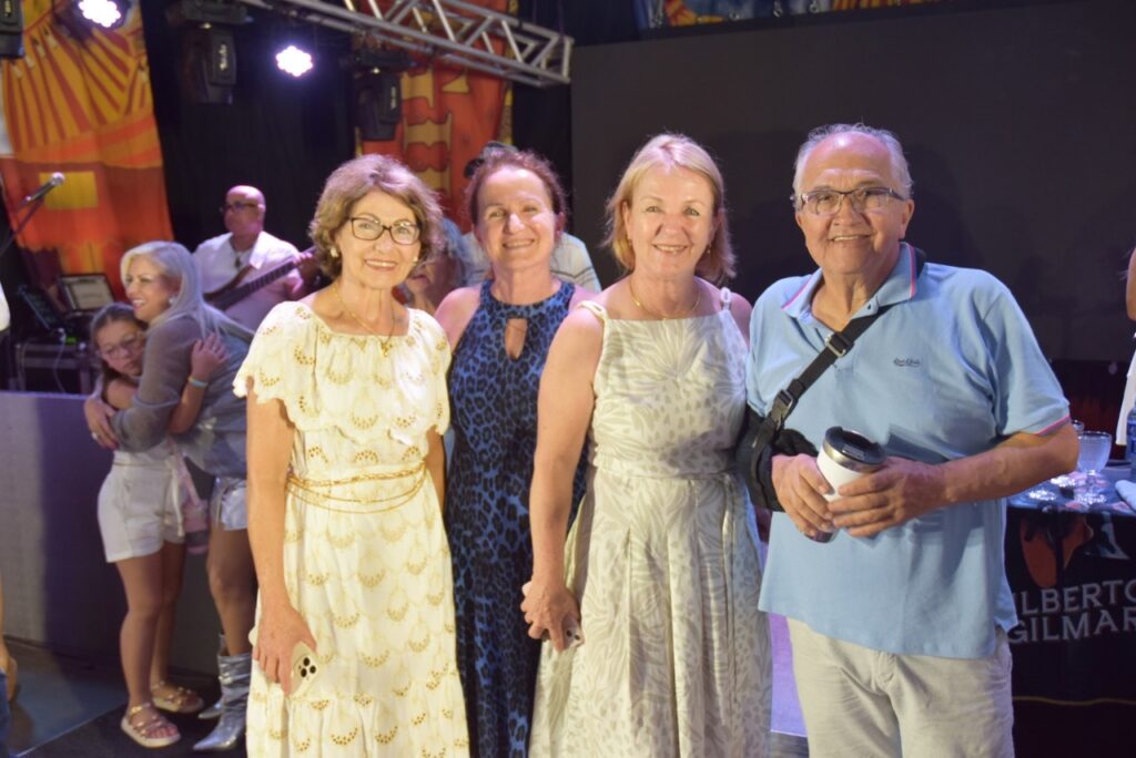 5 mil pessoas participaram da Festa da Virada em Iguatemi, com o show da dupla nacional Gilberto & Gilmar 5 mil pessoas participaram da Festa da Virada em Iguatemi, com o show da dupla nacional Gilberto & Gilmar