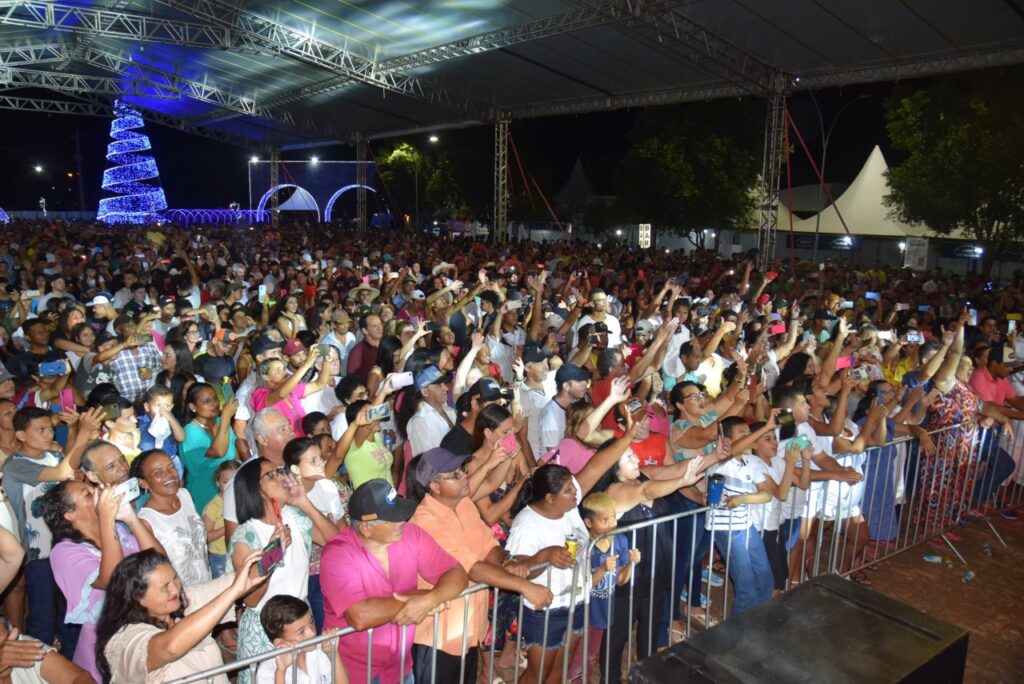 5 mil pessoas participaram da Festa da Virada em Iguatemi, com o show da dupla nacional Gilberto & Gilmar 5 mil pessoas participaram da Festa da Virada em Iguatemi, com o show da dupla nacional Gilberto & Gilmar