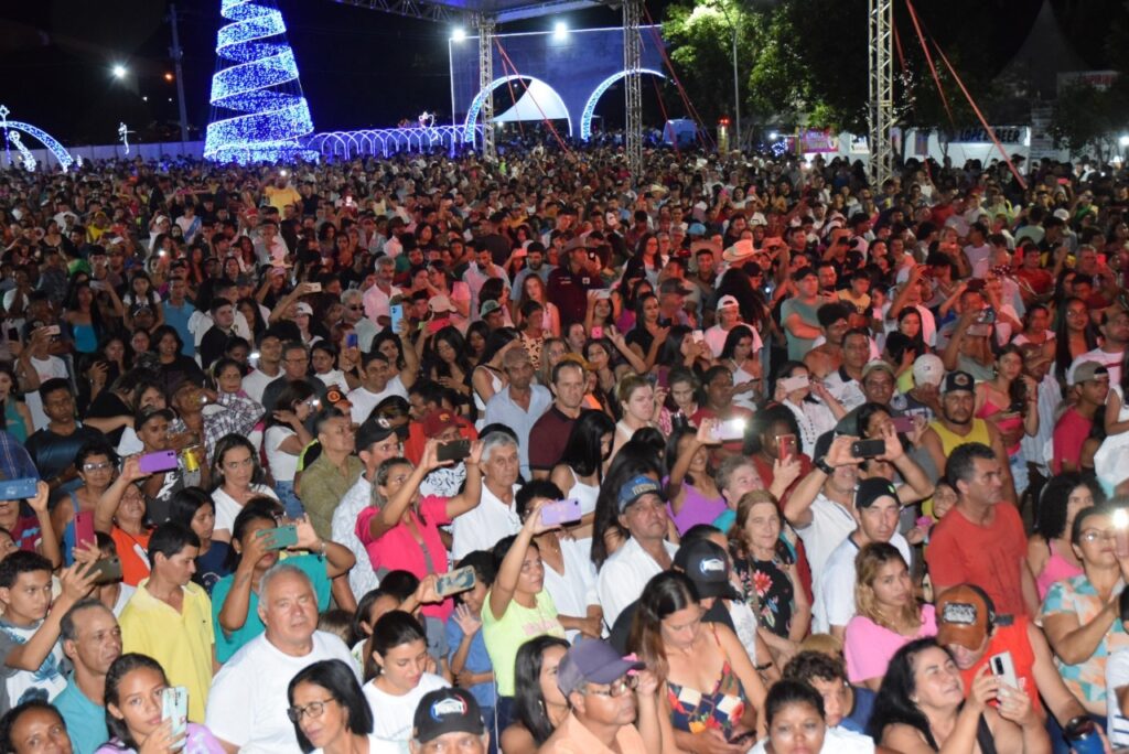 5 mil pessoas participaram da Festa da Virada em Iguatemi, com o show da dupla nacional Gilberto & Gilmar 5 mil pessoas participaram da Festa da Virada em Iguatemi, com o show da dupla nacional Gilberto & Gilmar