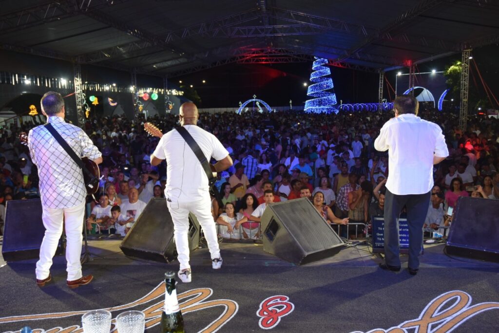 5 mil pessoas participaram da Festa da Virada em Iguatemi, com o show da dupla nacional Gilberto & Gilmar 5 mil pessoas participaram da Festa da Virada em Iguatemi, com o show da dupla nacional Gilberto & Gilmar