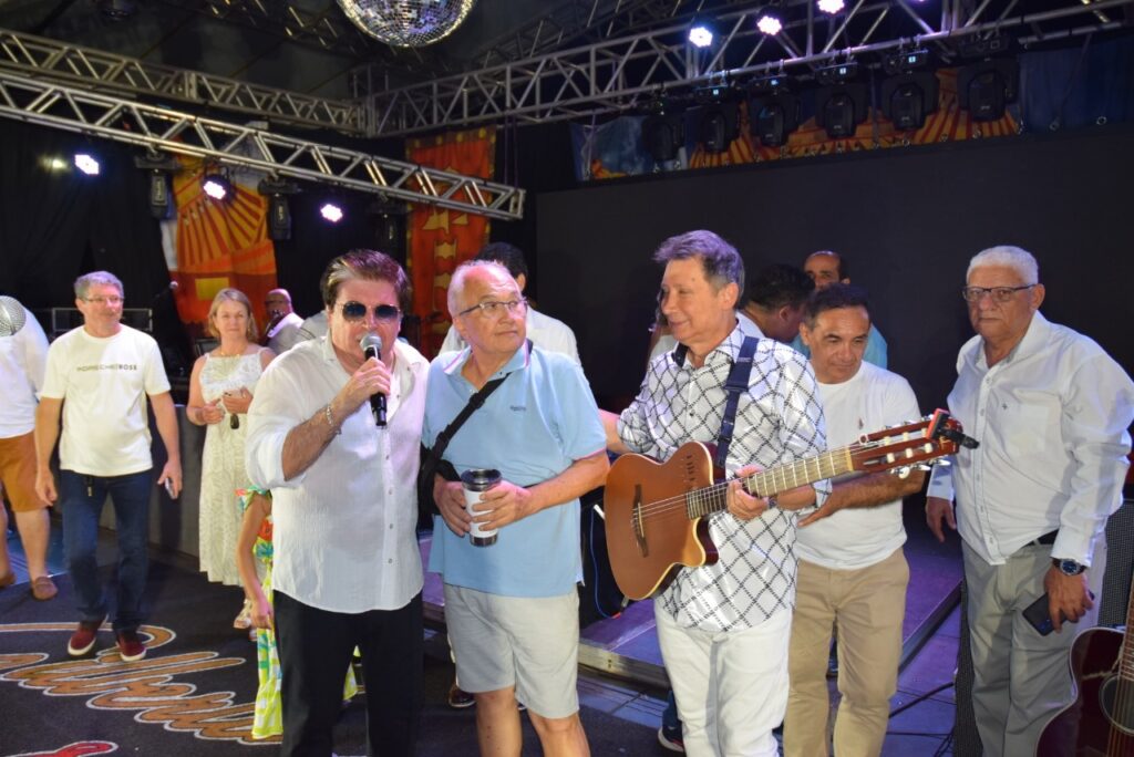 5 mil pessoas participaram da Festa da Virada em Iguatemi, com o show da dupla nacional Gilberto & Gilmar 5 mil pessoas participaram da Festa da Virada em Iguatemi, com o show da dupla nacional Gilberto & Gilmar