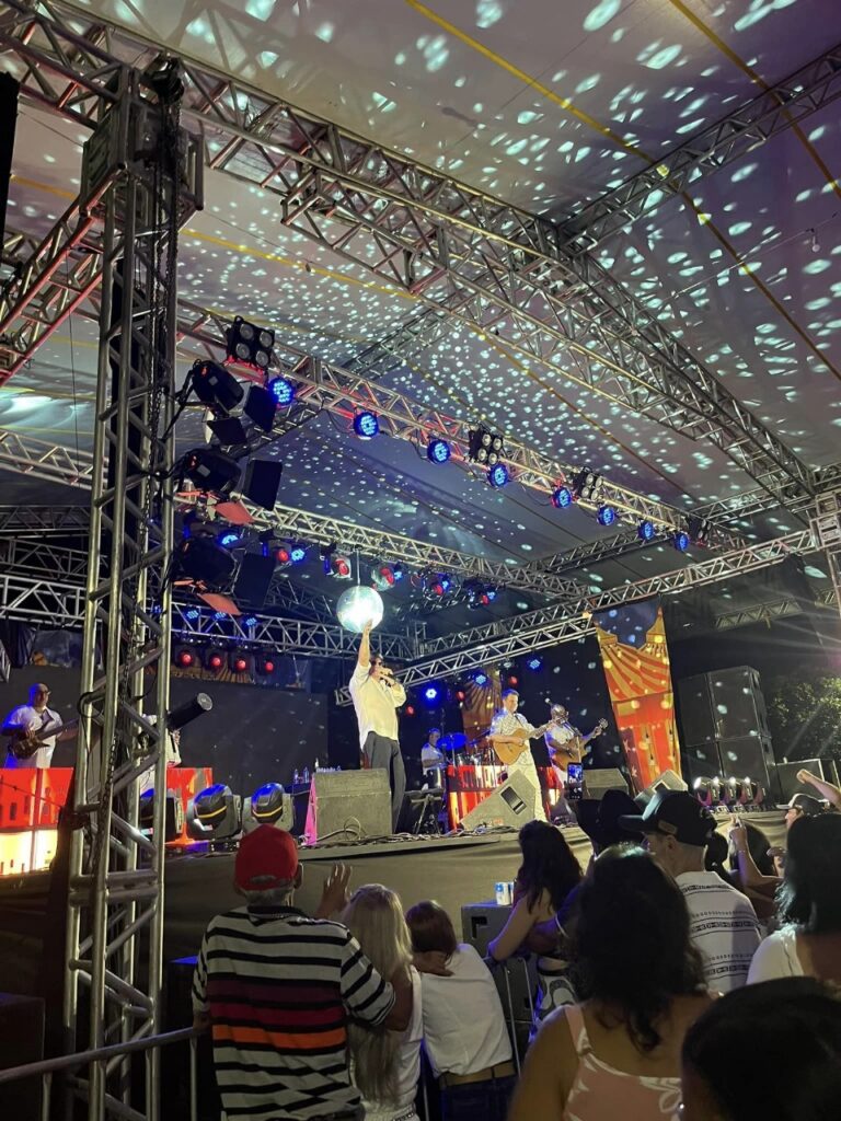 5 mil pessoas participaram da Festa da Virada em Iguatemi, com o show da dupla nacional Gilberto & Gilmar 5 mil pessoas participaram da Festa da Virada em Iguatemi, com o show da dupla nacional Gilberto & Gilmar