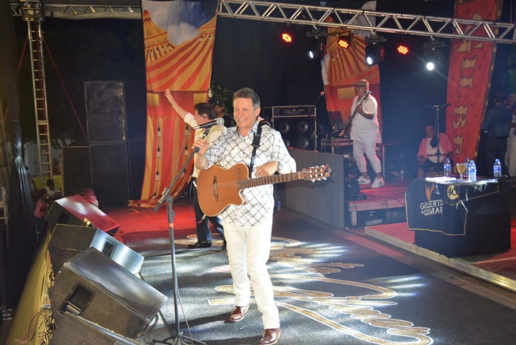 5 mil pessoas participaram da Festa da Virada em Iguatemi, com o show da dupla nacional Gilberto & Gilmar 5 mil pessoas participaram da Festa da Virada em Iguatemi, com o show da dupla nacional Gilberto & Gilmar