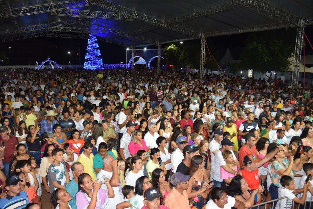 5 mil pessoas participaram da Festa da Virada em Iguatemi, com o show da dupla nacional Gilberto & Gilmar 5 mil pessoas participaram da Festa da Virada em Iguatemi, com o show da dupla nacional Gilberto & Gilmar