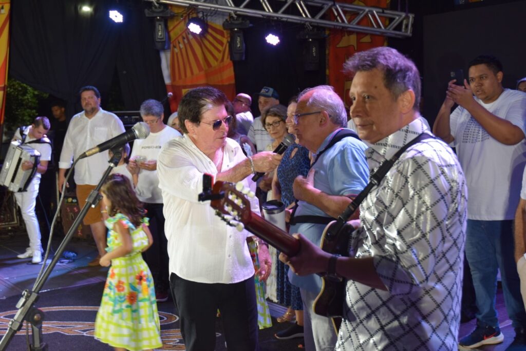 5 mil pessoas participaram da Festa da Virada em Iguatemi, com o show da dupla nacional Gilberto & Gilmar 5 mil pessoas participaram da Festa da Virada em Iguatemi, com o show da dupla nacional Gilberto & Gilmar