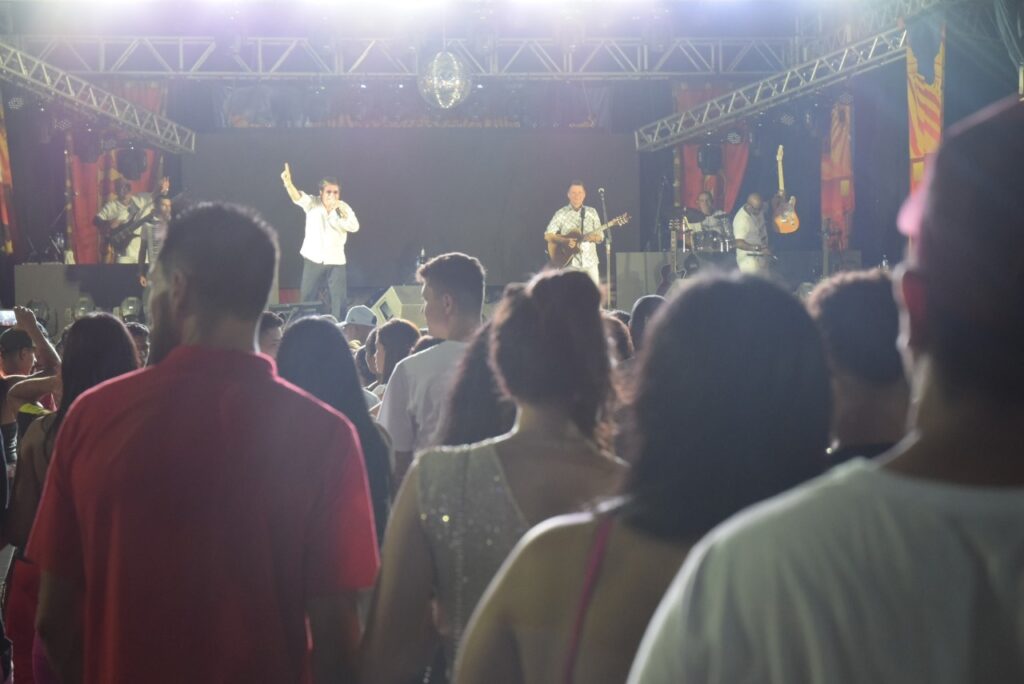 5 mil pessoas participaram da Festa da Virada em Iguatemi, com o show da dupla nacional Gilberto & Gilmar 5 mil pessoas participaram da Festa da Virada em Iguatemi, com o show da dupla nacional Gilberto & Gilmar