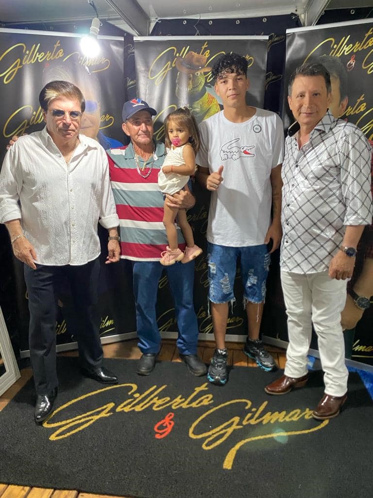 5 mil pessoas participaram da Festa da Virada em Iguatemi, com o show da dupla nacional Gilberto & Gilmar 5 mil pessoas participaram da Festa da Virada em Iguatemi, com o show da dupla nacional Gilberto & Gilmar
