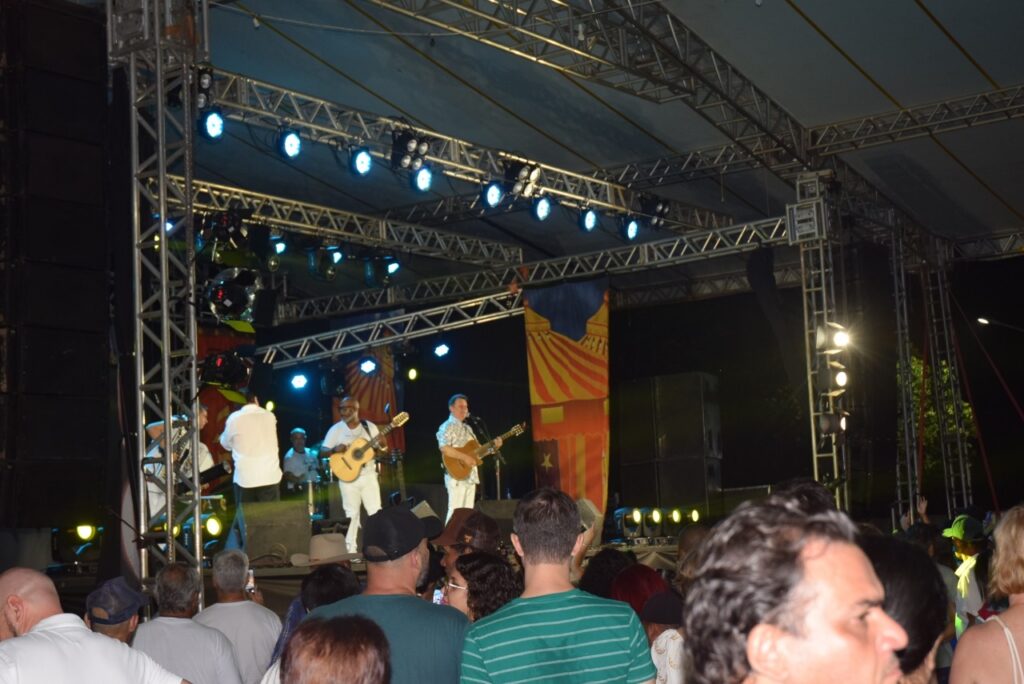 5 mil pessoas participaram da Festa da Virada em Iguatemi, com o show da dupla nacional Gilberto & Gilmar 5 mil pessoas participaram da Festa da Virada em Iguatemi, com o show da dupla nacional Gilberto & Gilmar
