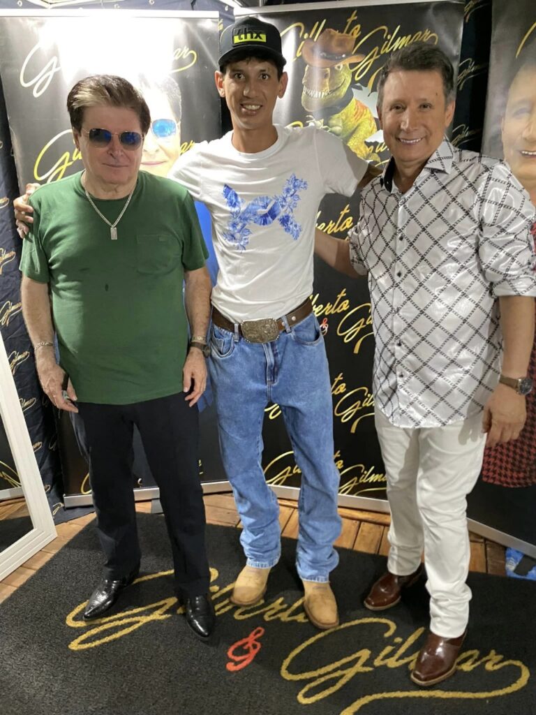 5 mil pessoas participaram da Festa da Virada em Iguatemi, com o show da dupla nacional Gilberto & Gilmar 5 mil pessoas participaram da Festa da Virada em Iguatemi, com o show da dupla nacional Gilberto & Gilmar