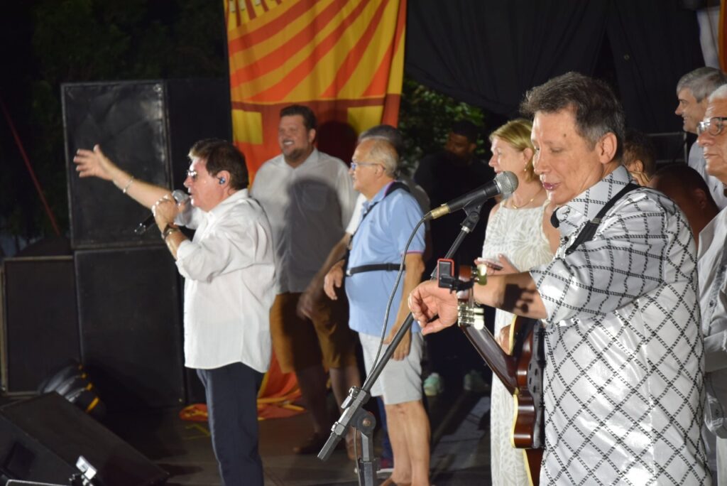 5 mil pessoas participaram da Festa da Virada em Iguatemi, com o show da dupla nacional Gilberto & Gilmar 5 mil pessoas participaram da Festa da Virada em Iguatemi, com o show da dupla nacional Gilberto & Gilmar