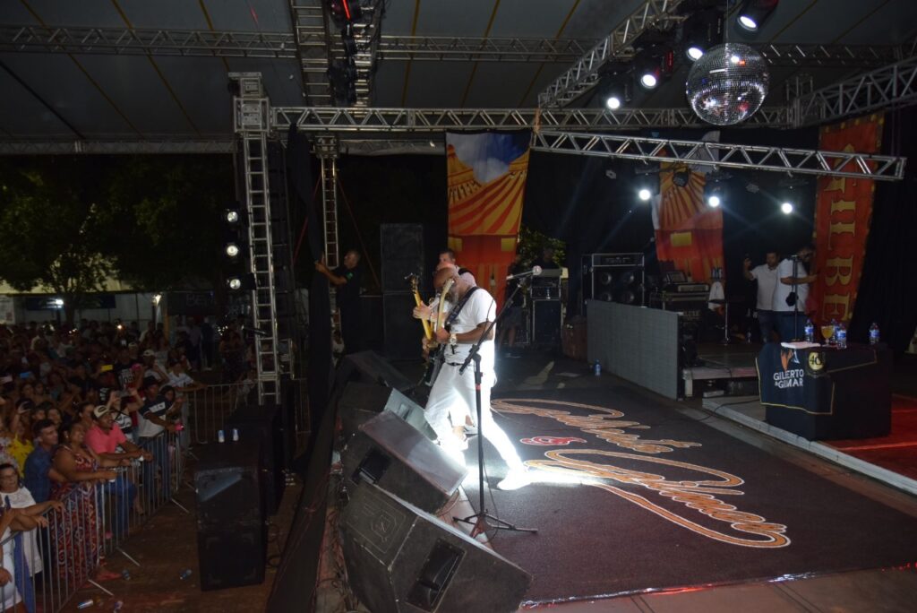 5 mil pessoas participaram da Festa da Virada em Iguatemi, com o show da dupla nacional Gilberto & Gilmar 5 mil pessoas participaram da Festa da Virada em Iguatemi, com o show da dupla nacional Gilberto & Gilmar